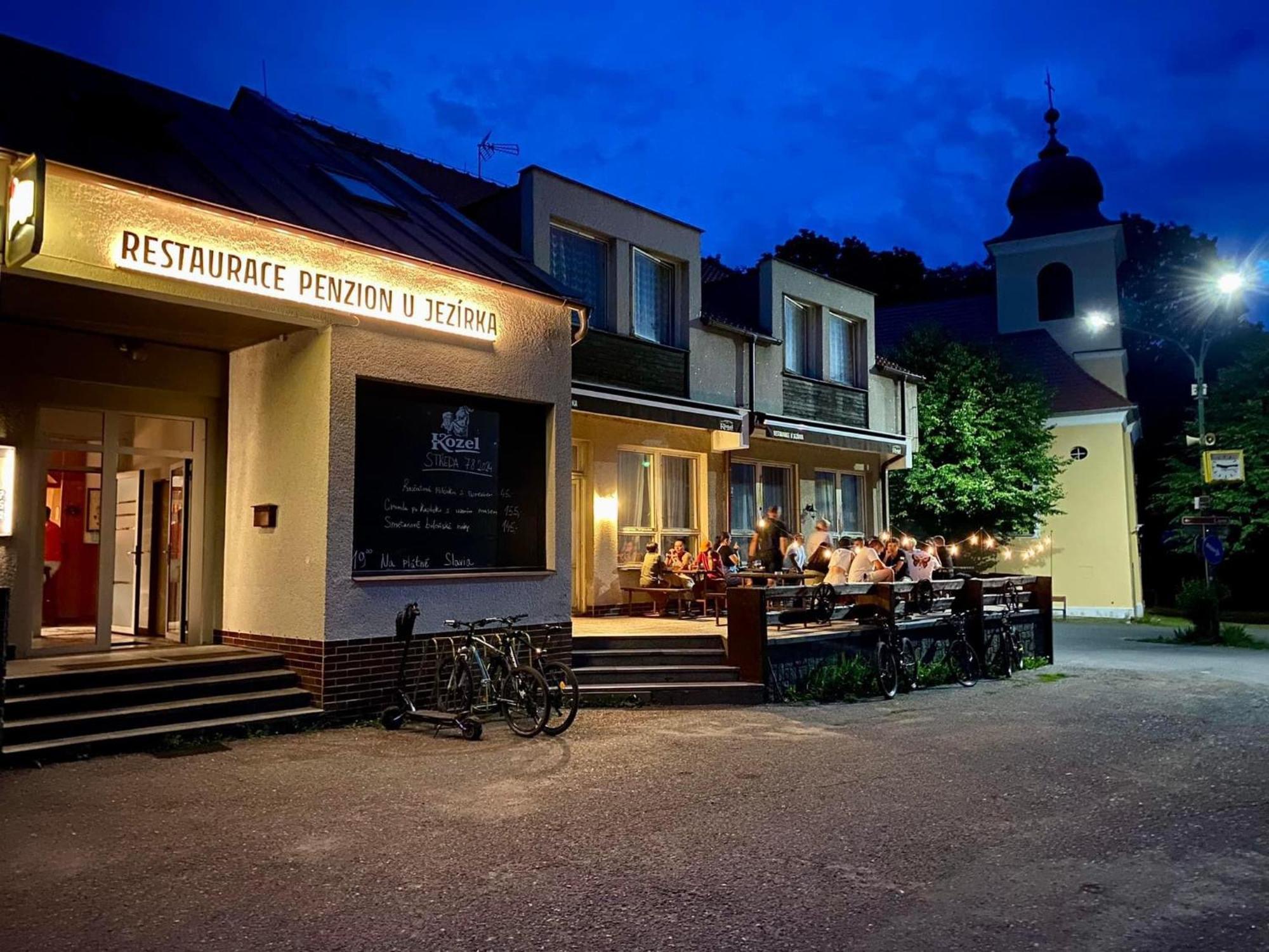 Отель Restaurace A Penzion U Jezirka Hrimezdice Экстерьер фото